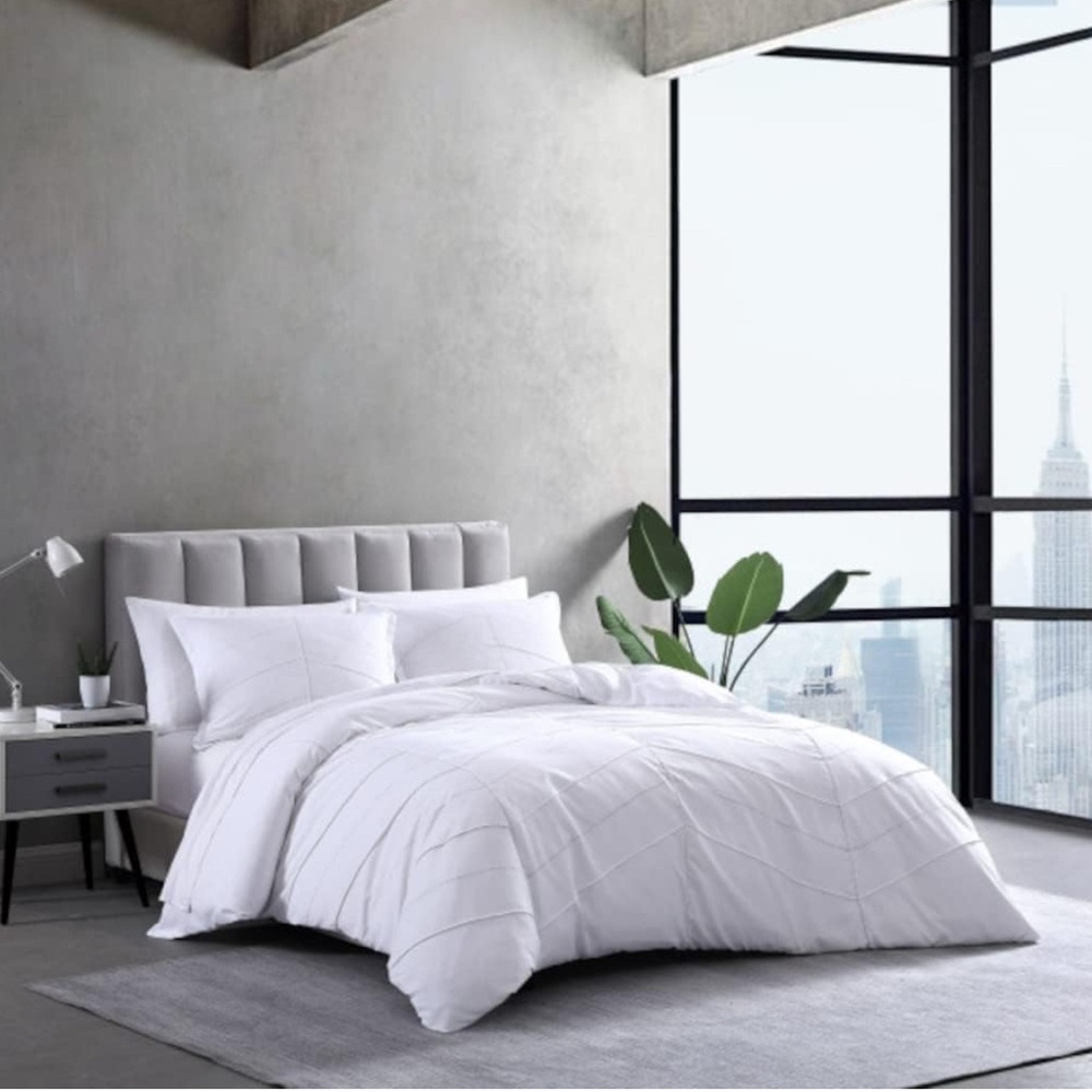 White Comforter with Luxurious Hotel-Quality Design